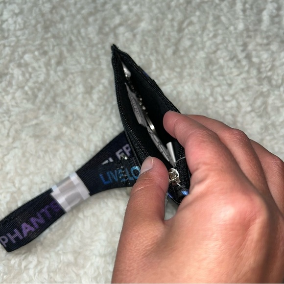 Ivory Ella Black With Blue Stars Lanyard ID NEW - Picture 3 of 3